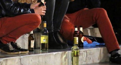 Ragazzina sviene su una panchina del lungolago per aver bevuto troppo