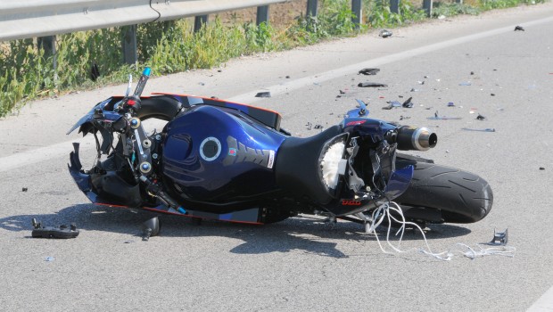 Guida ubriaco e travolge un motociclista