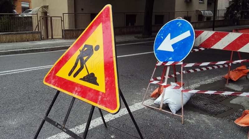 Strade chiuse in città per lavori e per manifestazioni