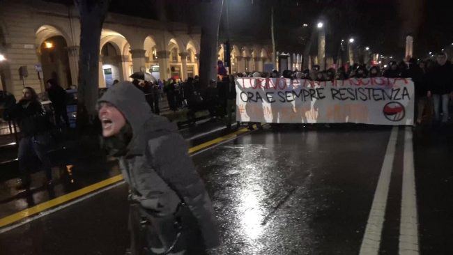 Licenziata maestra che ha insultato poliziotti