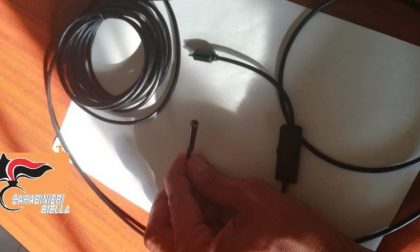 Telecamera sulla scarpa per spiare sotto le gonne
