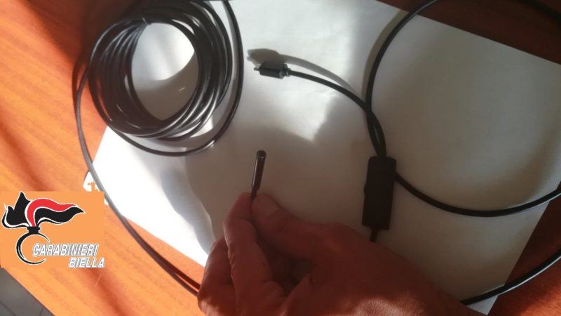 Telecamera sulla scarpa per spiare sotto le gonne