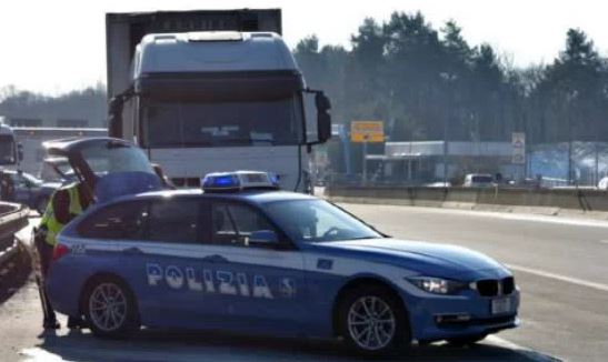 Ubriaco sull’autostrada a zig zag con il tir