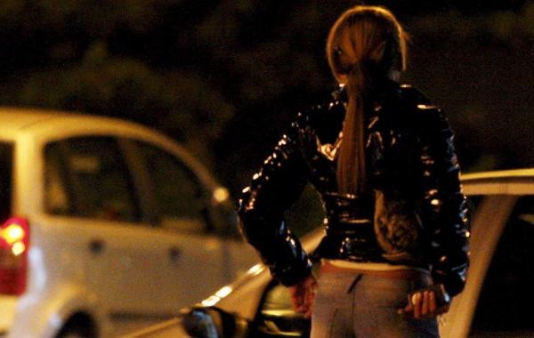Prostituta sfregiata con l’acido, grave al CTO