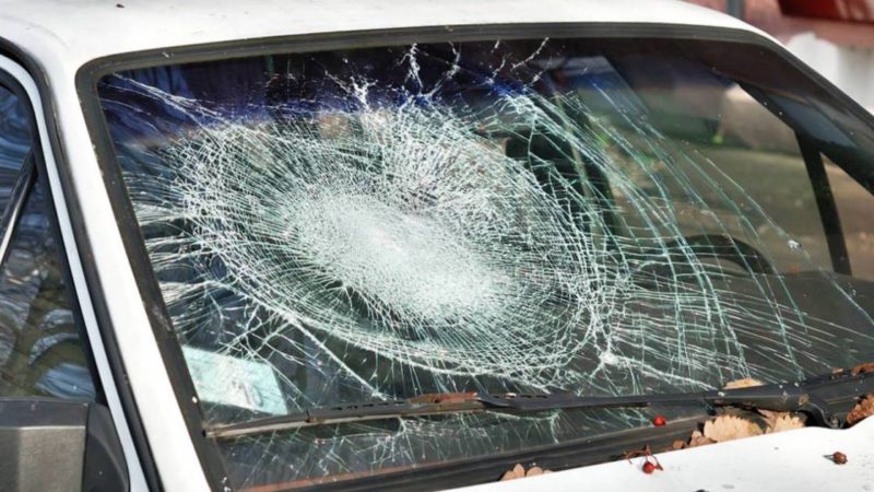 Sasso sfonda parabrezza sulla Statale del Sempione