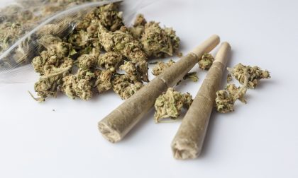 Fermato dai carabinieri di Borgomanero lancia hashish dall'auto e scappa