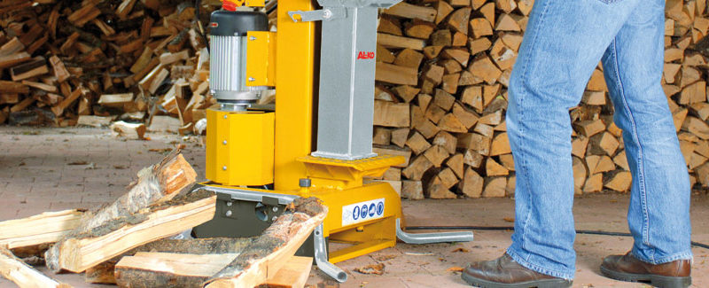 Muore decapitato da macchina spaccalegna