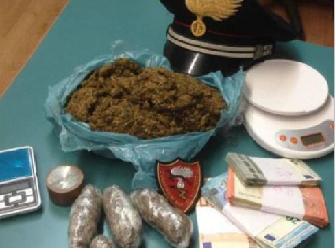 Spacciava tra i giovani, arrestato