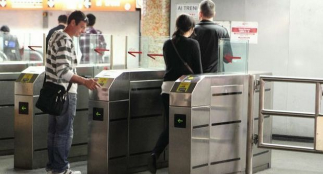 Biglietti addio: ora la metro si paga anche con bancomat e carta