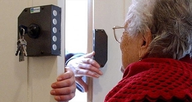 Finto tecnico messo in fuga da un’anziana