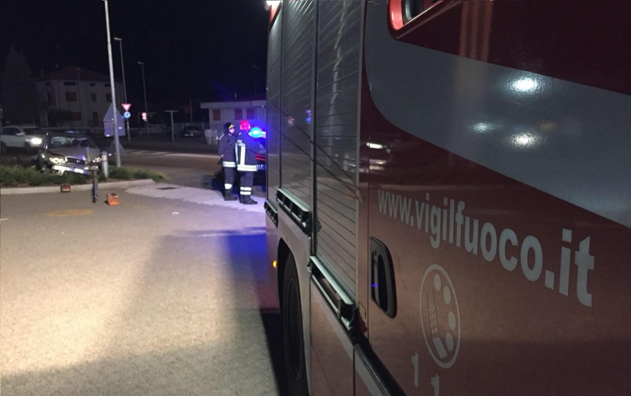 Incidente davanti al Mc di Gattico: auto sale sulle aiuole