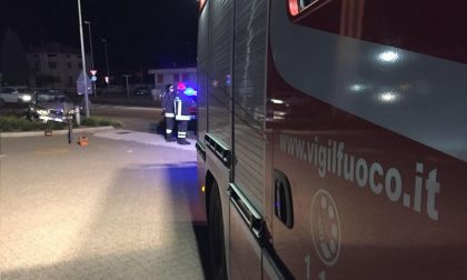 Incidente davanti al Mc di Gattico: auto sale sulle aiuole