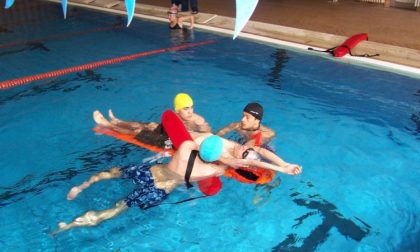 Trecate ragazzino rischia di annegare in piscina con il grest