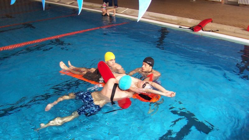 Trecate ragazzino rischia di annegare in piscina con il grest
