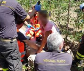 Incastrato tra le lame della falciatrice