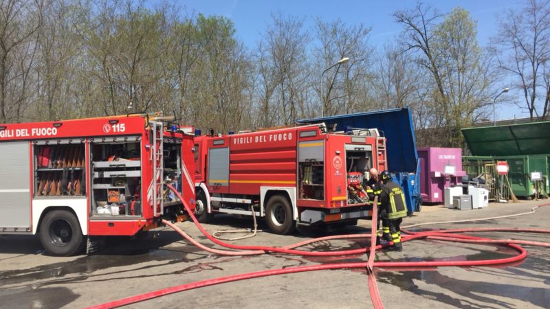Incendio capanno a Ghemme spento dai vigili del fuoco