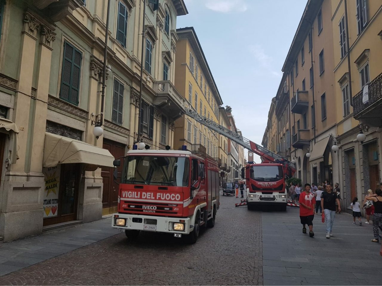 Cadono calcinacci in strada a Novara