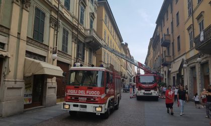 Cadono calcinacci in strada a Novara