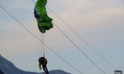 Parapendio sui cavi dell’alta tensione: gravissimo 39enne