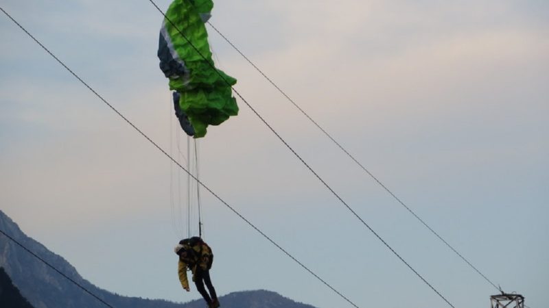 Parapendio sui cavi dell’alta tensione: gravissimo 39enne