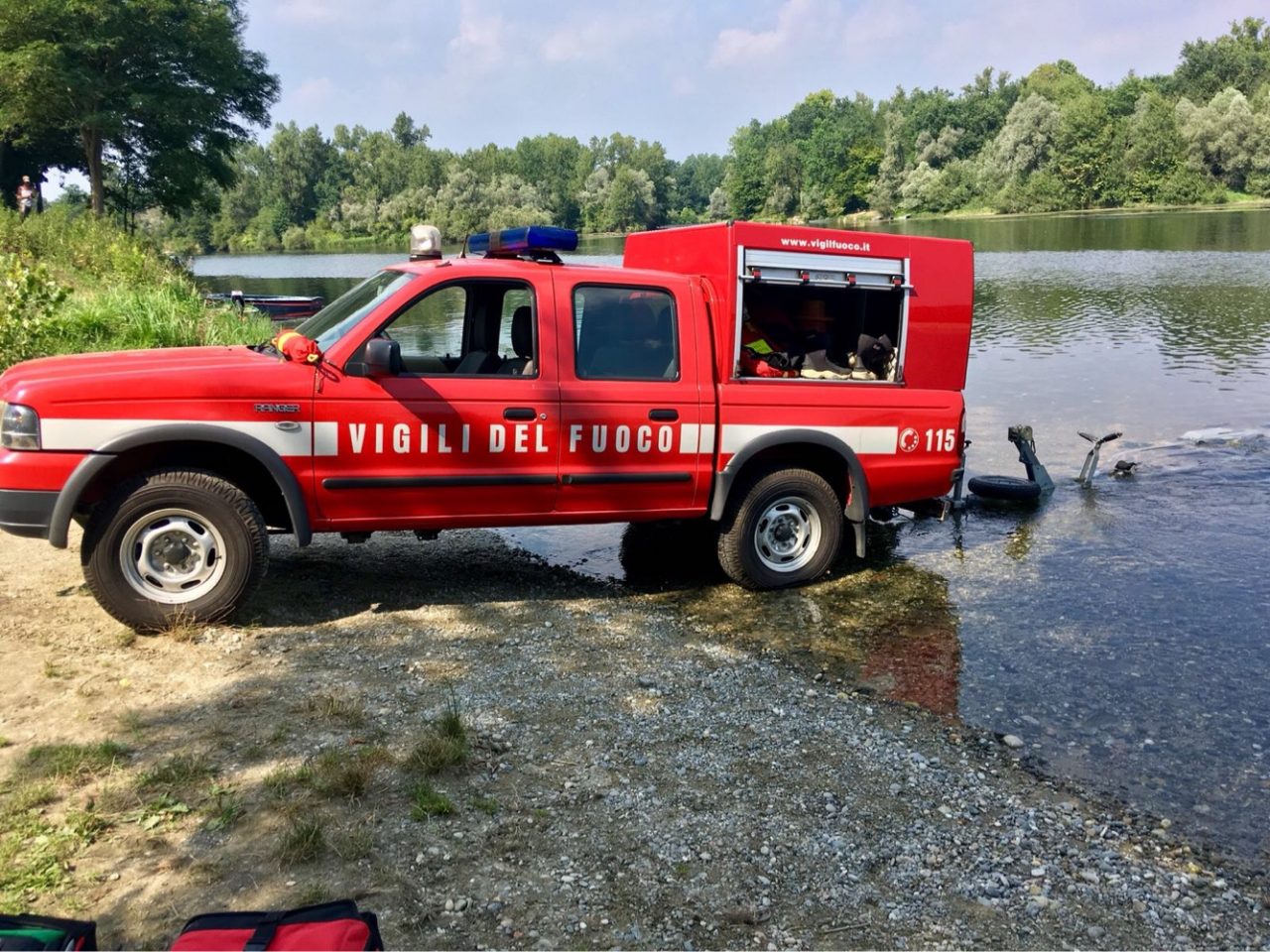 Scivola in acqua e muore: tragedia a Cameri
