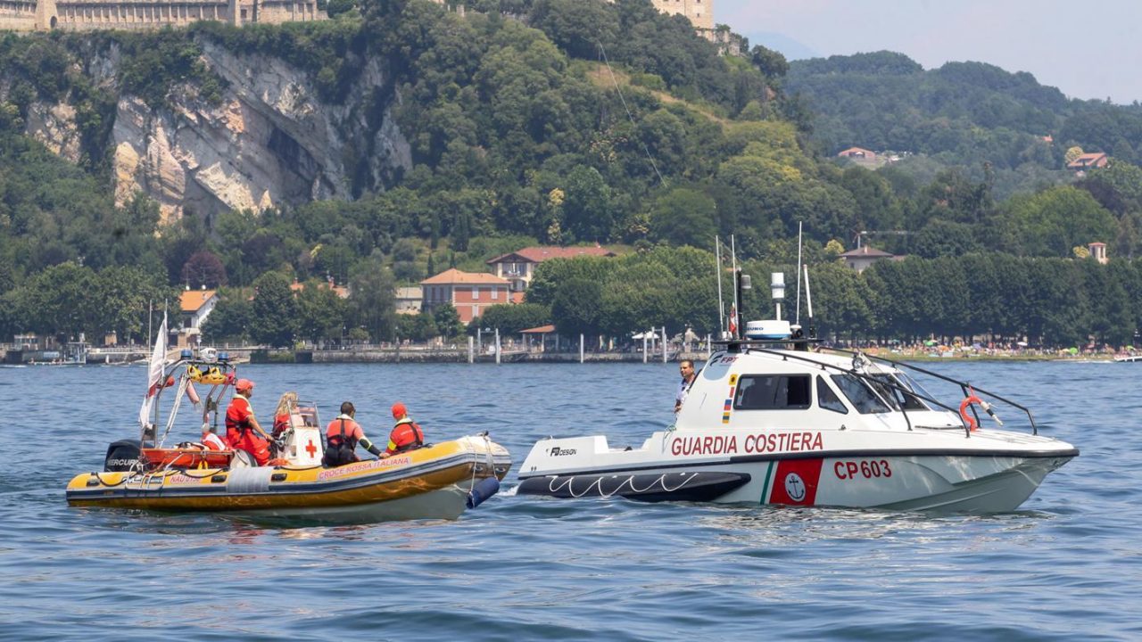 Barca si incaglia nel lago: a bordo anche 4 bimbi. Il salvataggio della Guardia Costiera