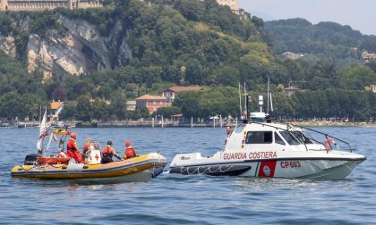 Barca si incaglia nel lago: a bordo anche 4 bimbi. Il salvataggio della Guardia Costiera