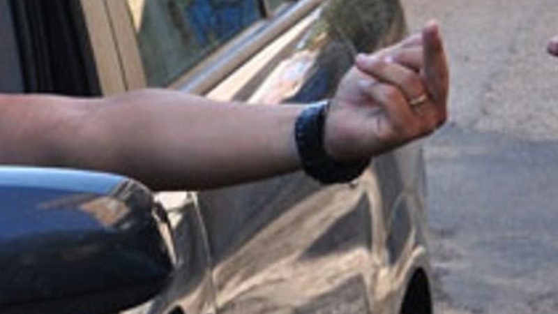 Superato dalla Polstrada mostra il dito medio: denunciato e patente ritirata