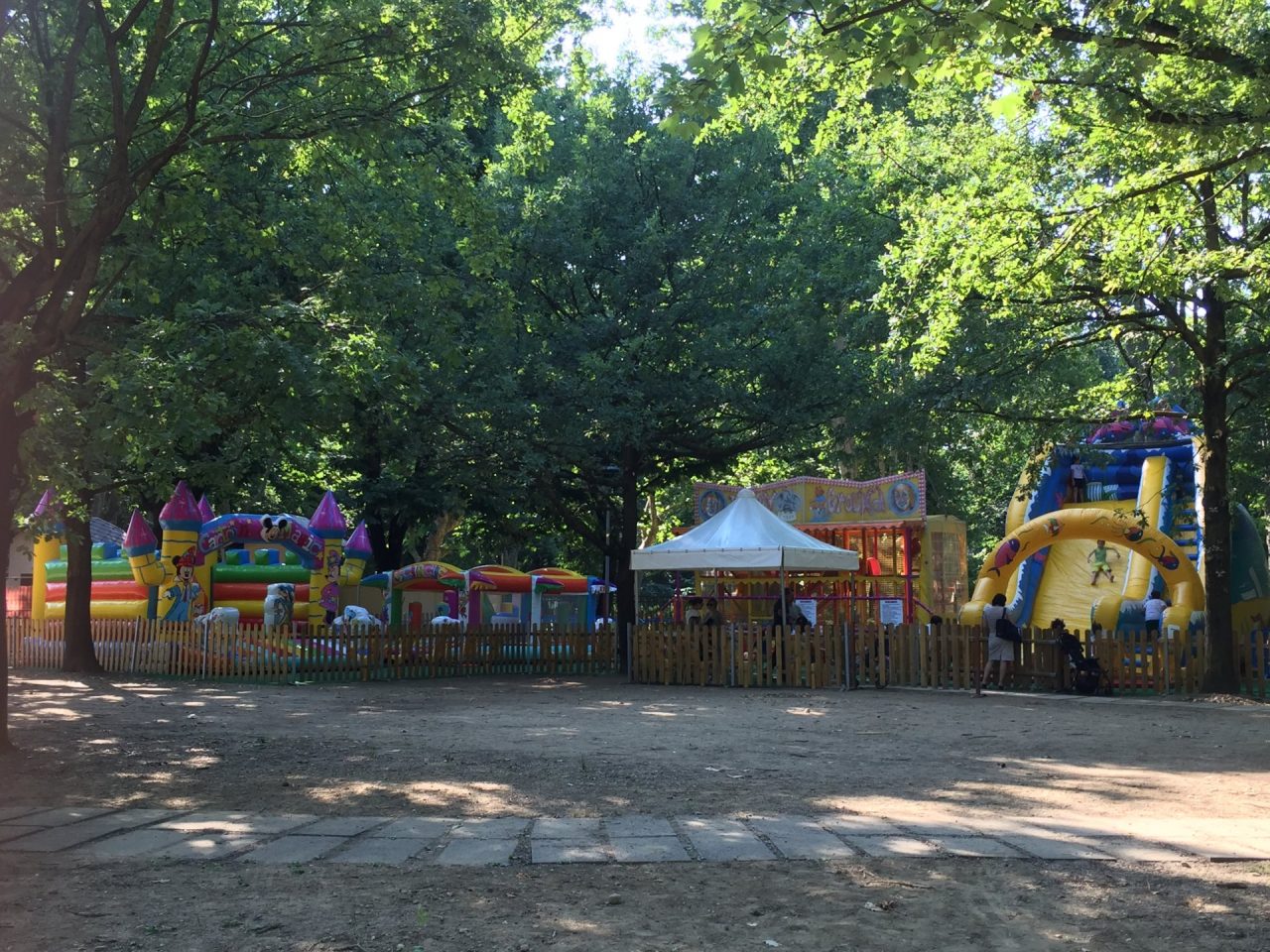 Gonfiabili a pagamento nel Parco dei Bambini, i genitori non ci stanno