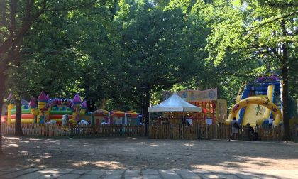 Gonfiabili a pagamento nel Parco dei Bambini, i genitori non ci stanno