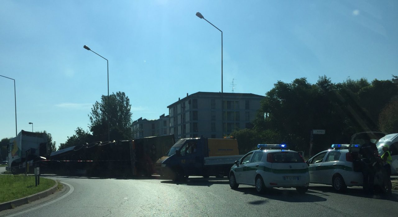 Camion ribaltato alla rotonda vicino all’ex villaggio Tav