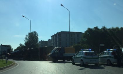 Camion ribaltato alla rotonda vicino all'ex villaggio Tav