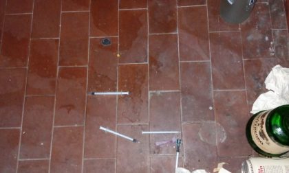 "Siringhe usate e bottiglie di superalcolici sul nostro terrazzo"