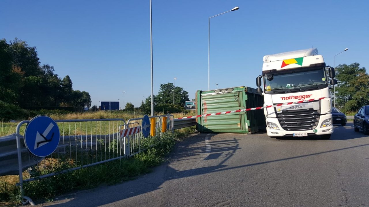 Camion si ribalta in rotonda: code e traffico in tilt