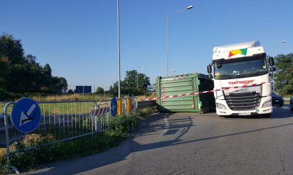 Camion si ribalta in rotonda: code e traffico in tilt