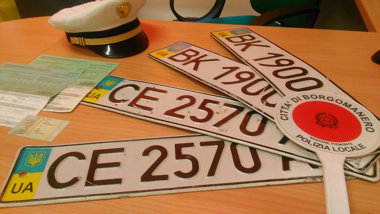 Gira con documenti falsi denunciato automobilista a Borgomanero