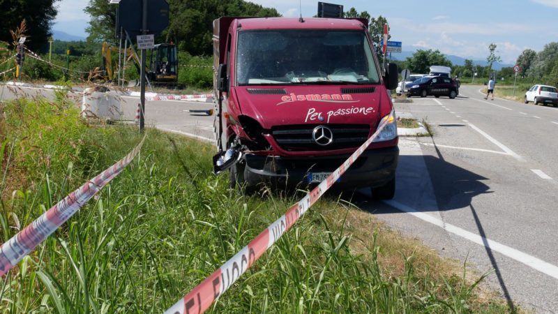 Travolto e ucciso nel vercellese mentre installa il semaforo