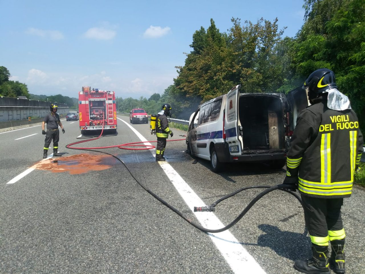 Furgone a fuoco sulla A26 | Le immagini
