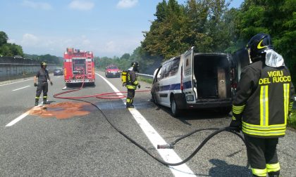 Furgone a fuoco sulla A26 | Le immagini