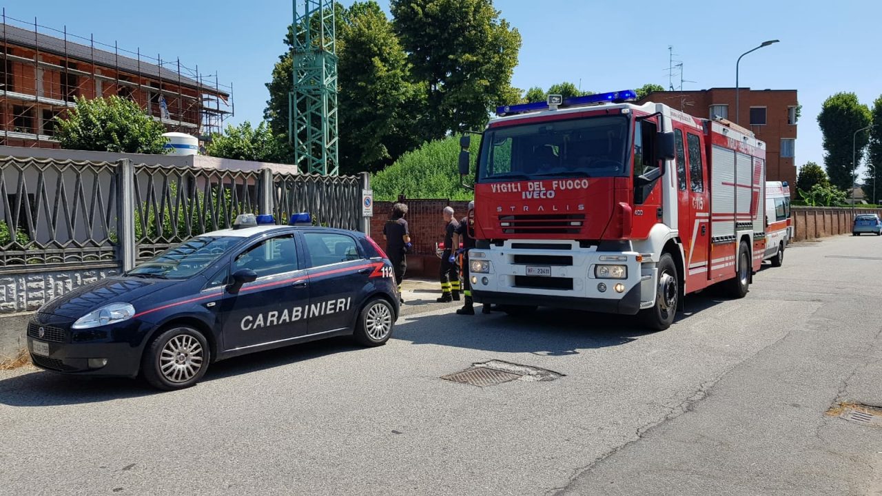Cade ringhiera di cemento ferita persona