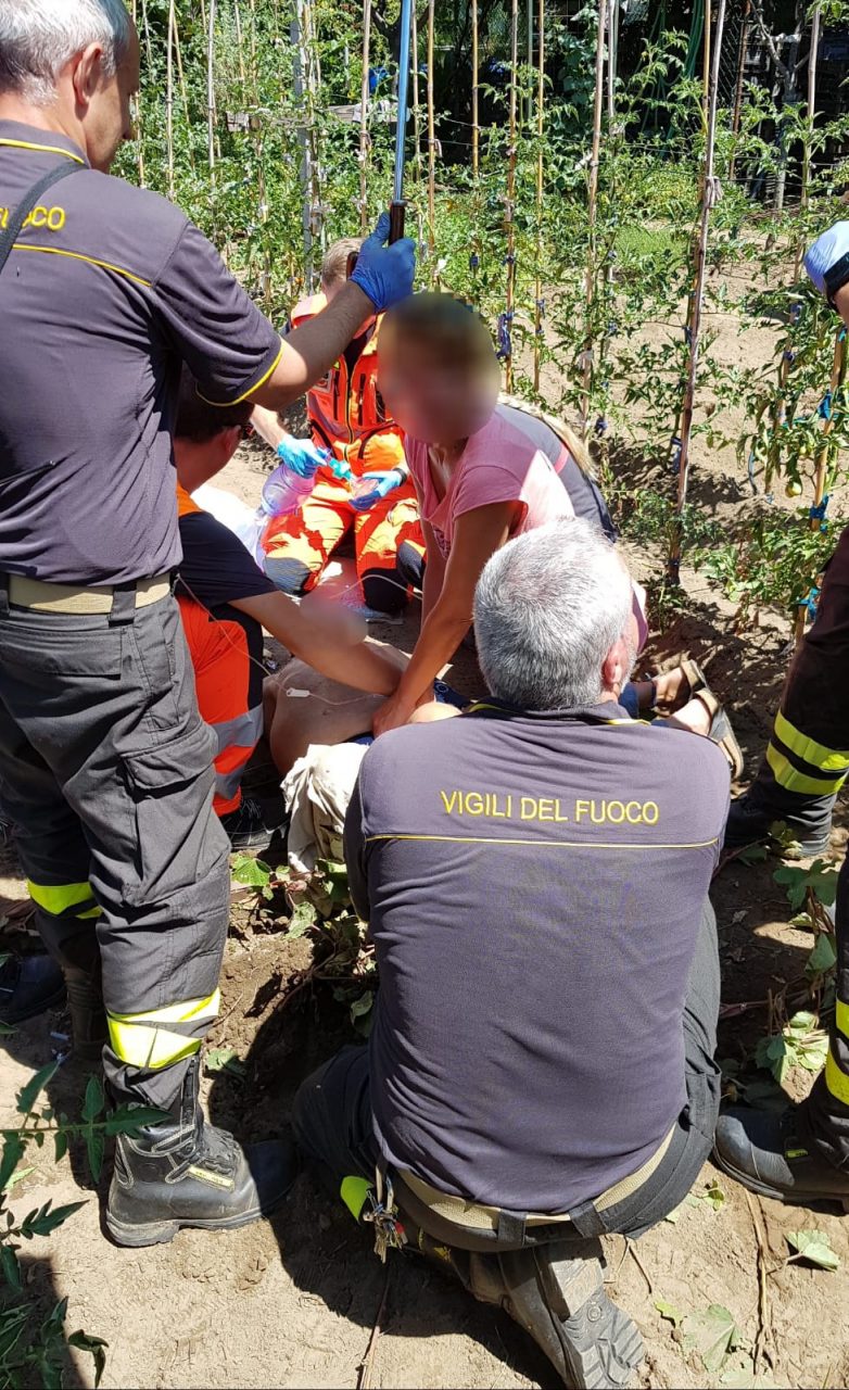 Gambe incastrate mentre taglia il prato