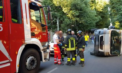 Incidente furgone ribaltato un ferito