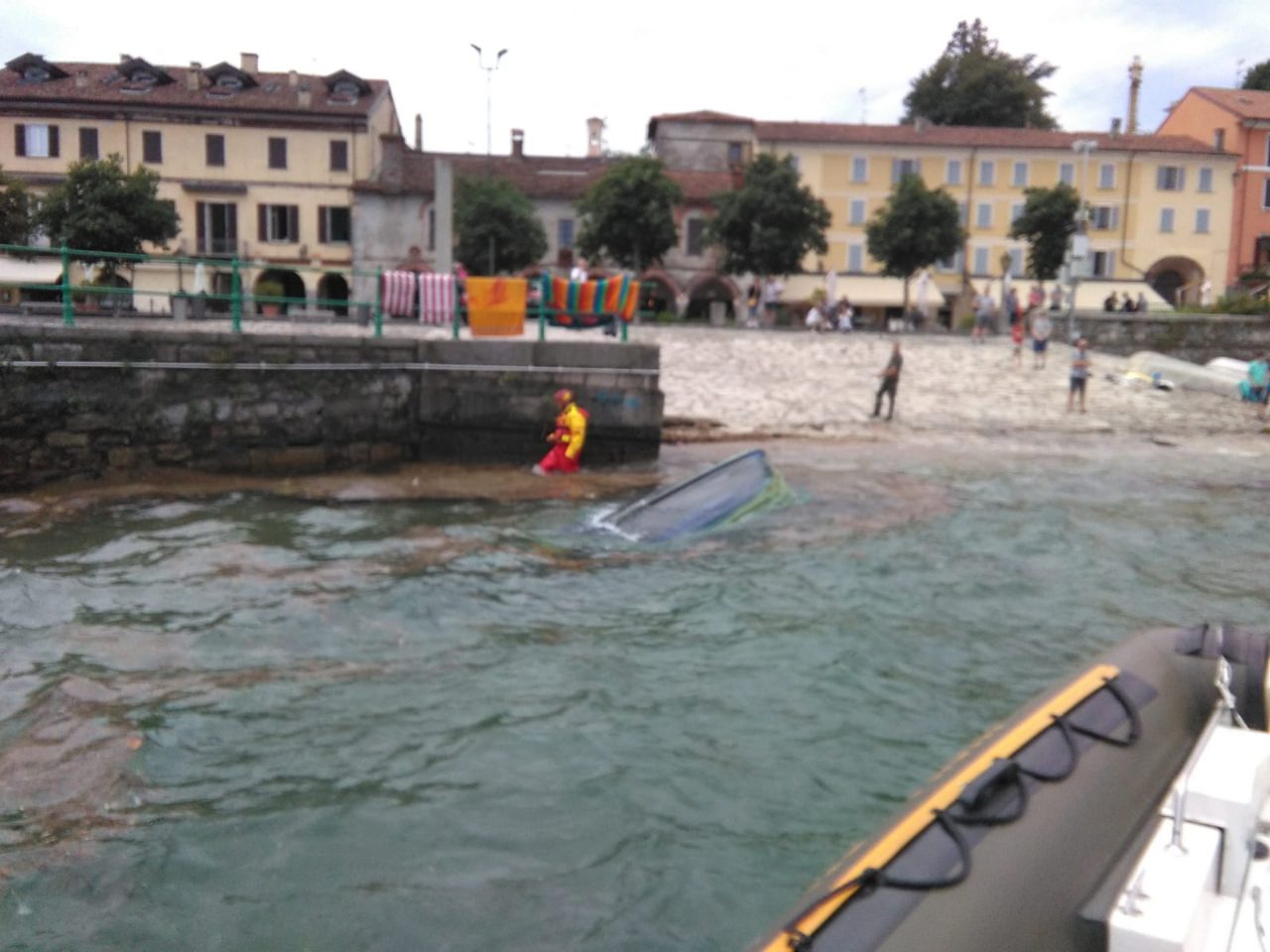 Arona pompieri recuperano barca rovesciata