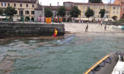 Arona pompieri recuperano barca rovesciata
