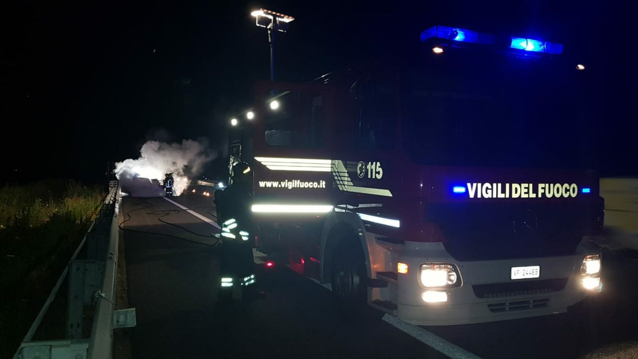Incendio in autostrada e sono due le auto coinvolte