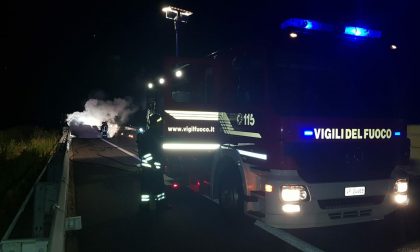 Incendio in autostrada e sono due le auto coinvolte