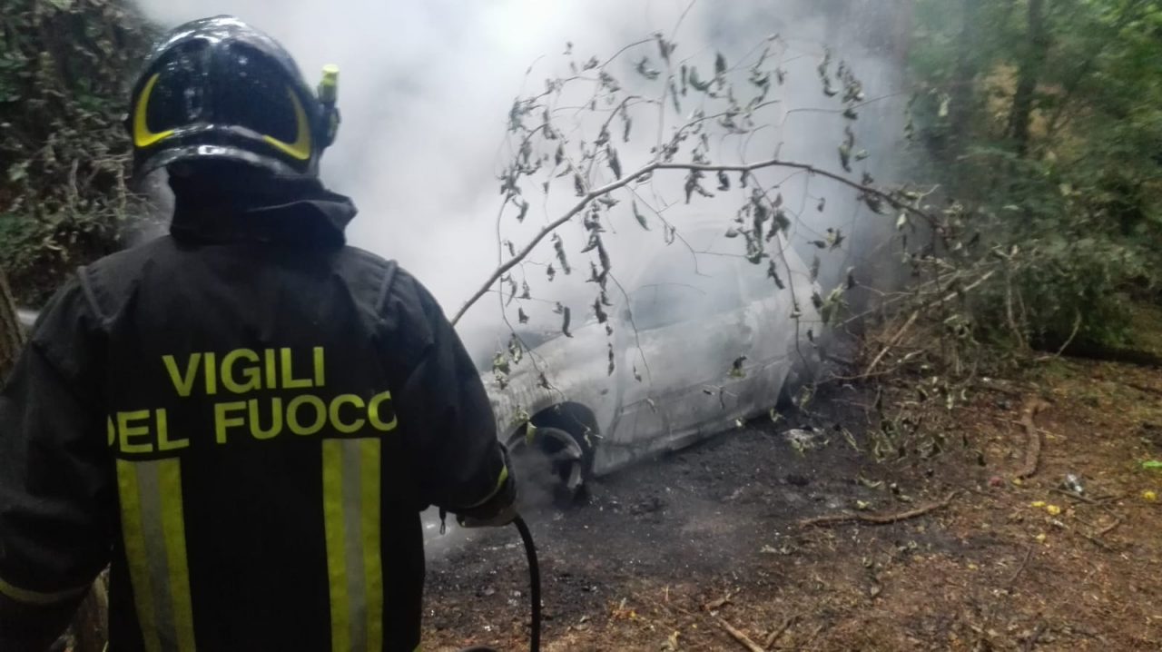 Auto in fiamme e intervengono i vigili del fuoco