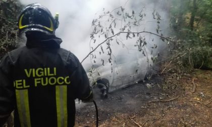 Auto in fiamme e intervengono i vigili del fuoco