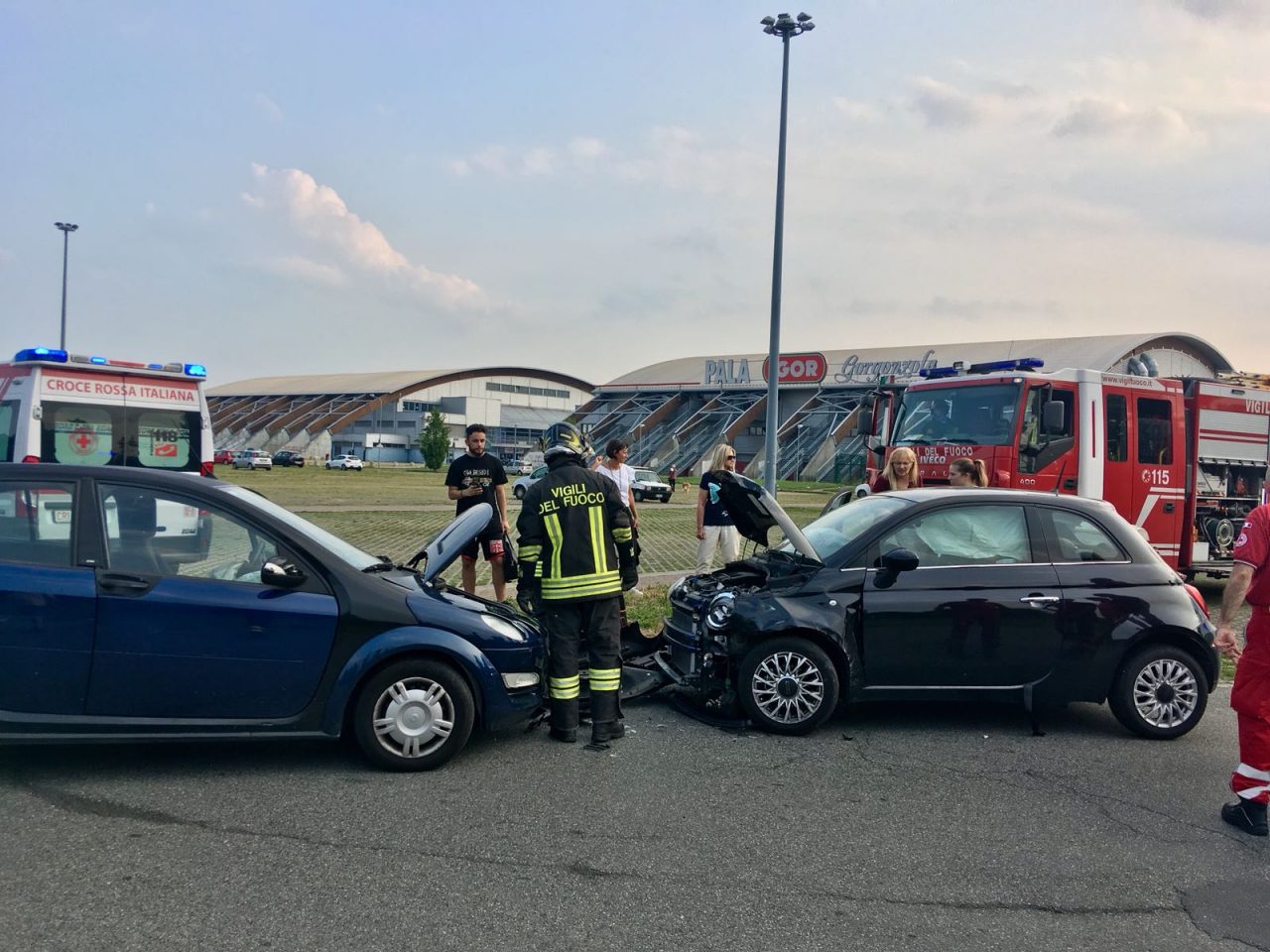 Scontro frontale tra auto