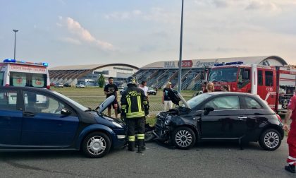 Scontro frontale tra auto